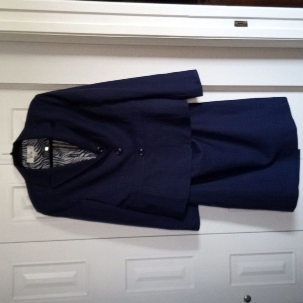 LeSuit women's suit, blazer and skirt